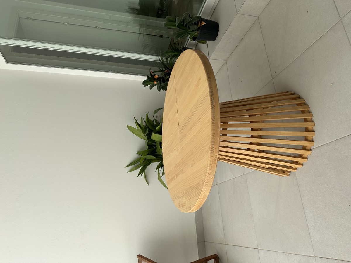 Mesa redonda con base de listones