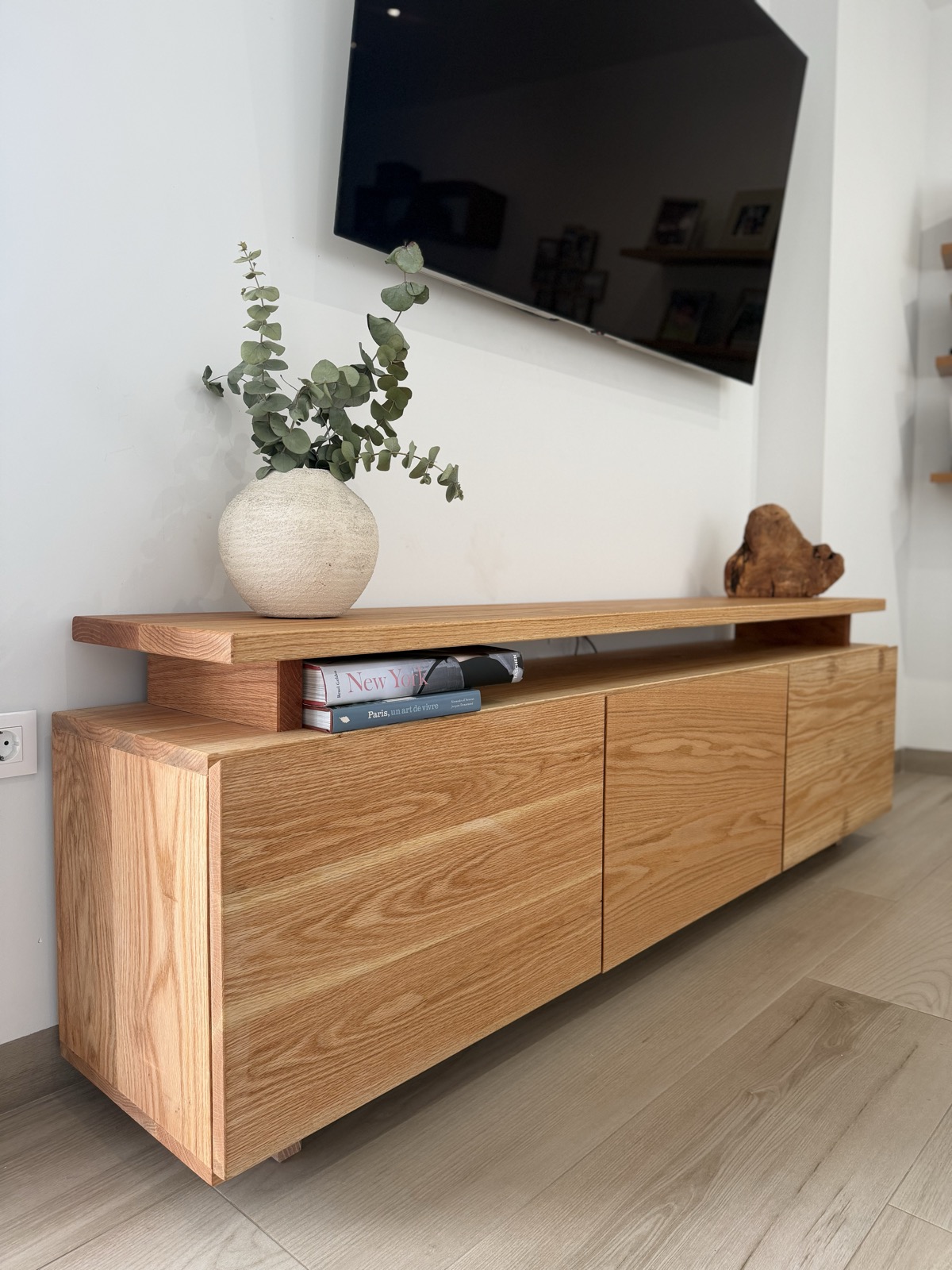 Mueble de TV en roble macizo