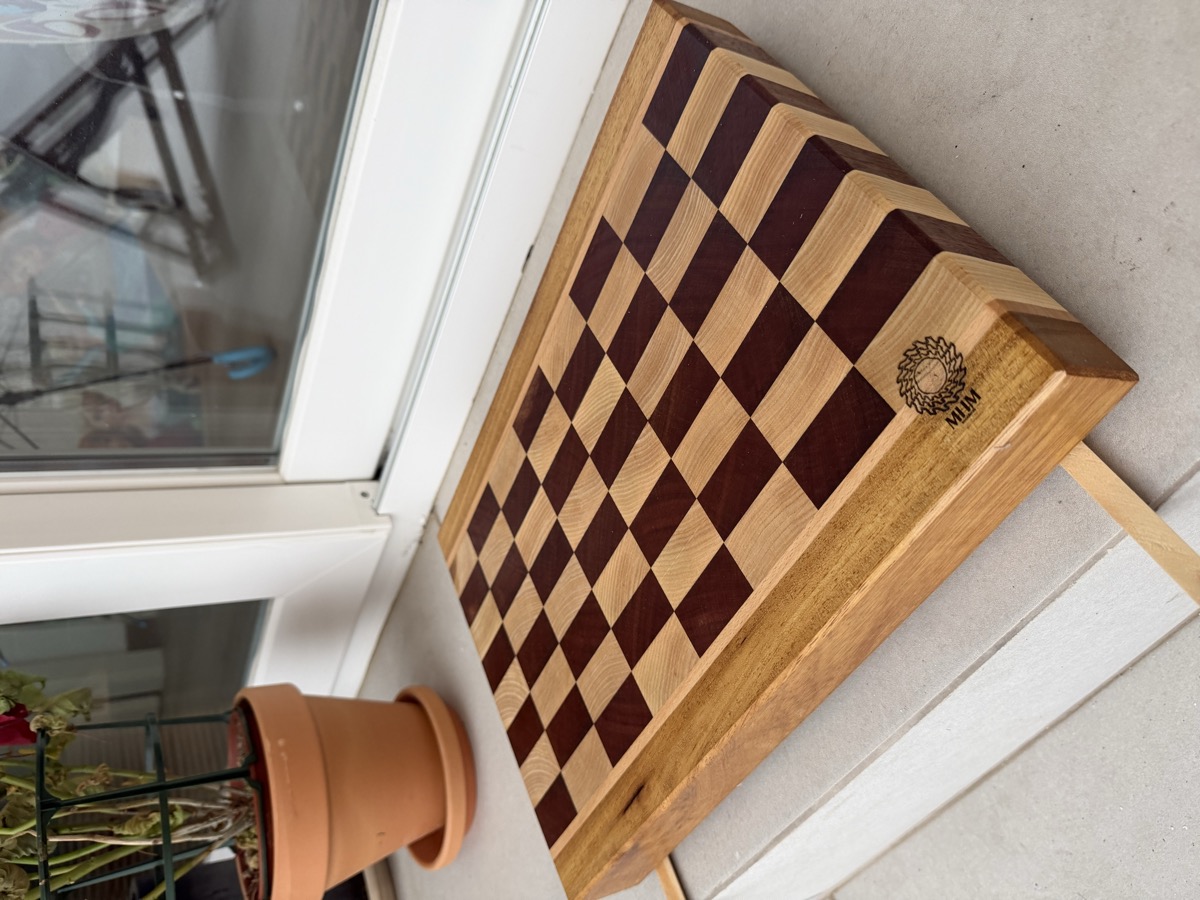 Mesa de ajedrez con patas de madera