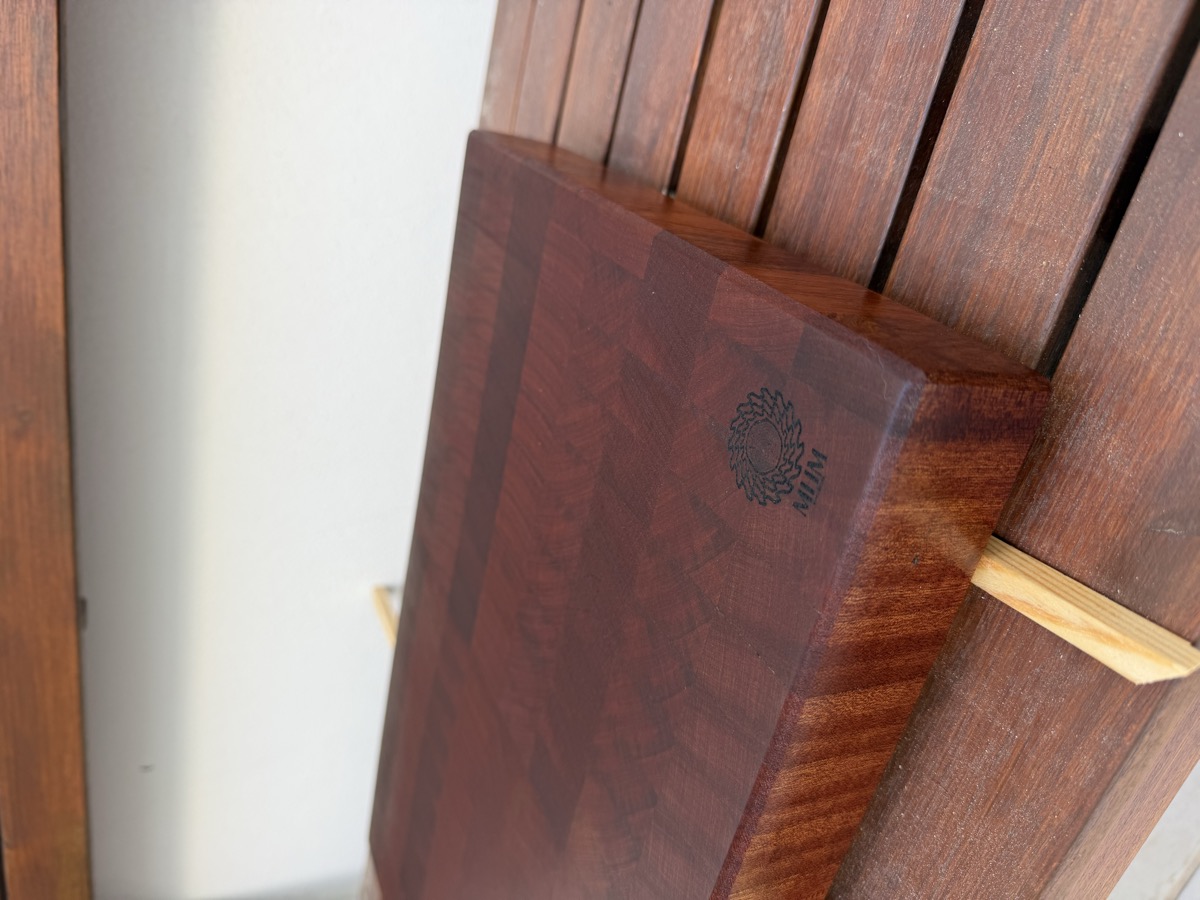 Tabla de cortar end-grain con logo MHM