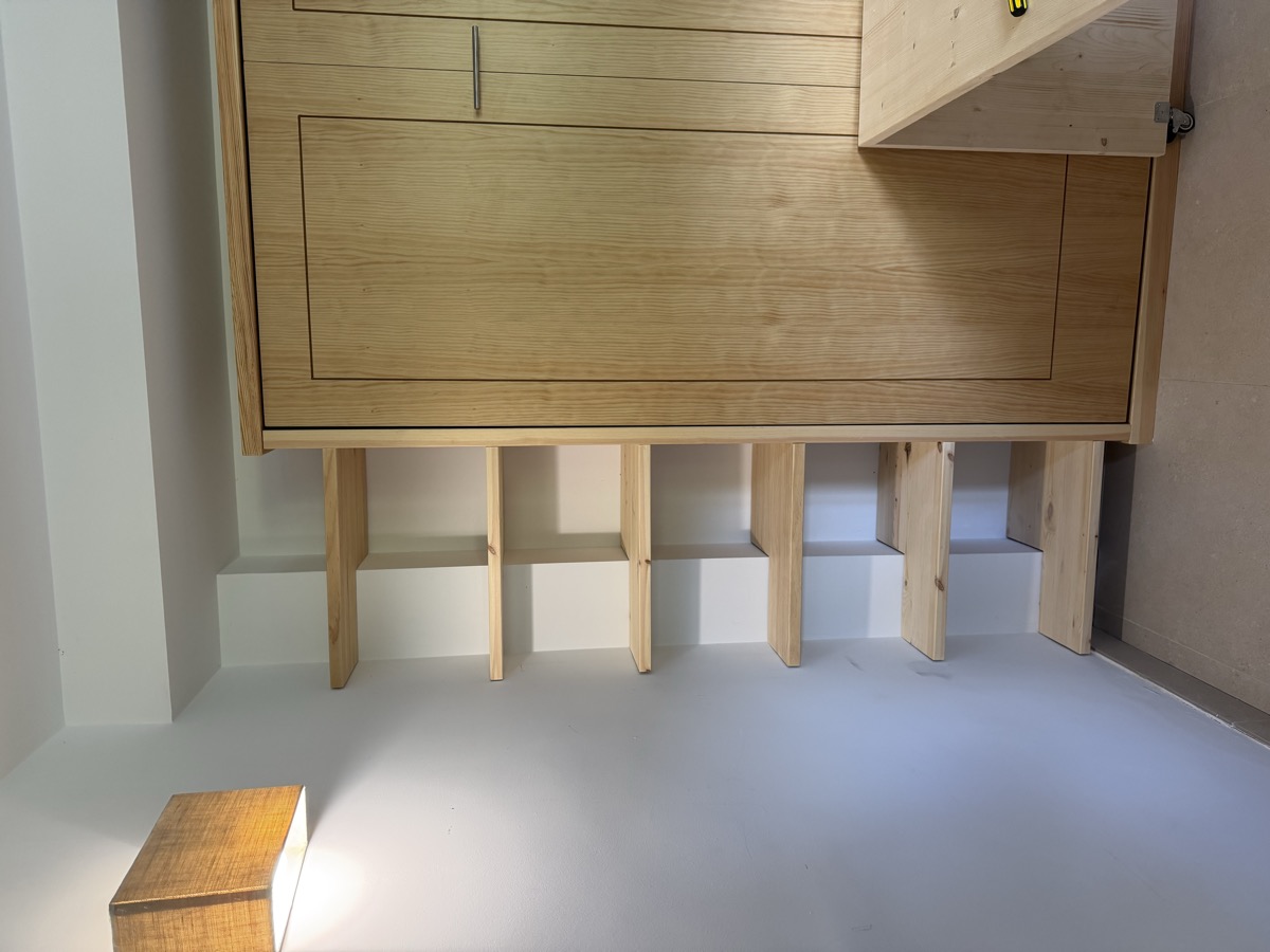 Mueble con cajones y estantería