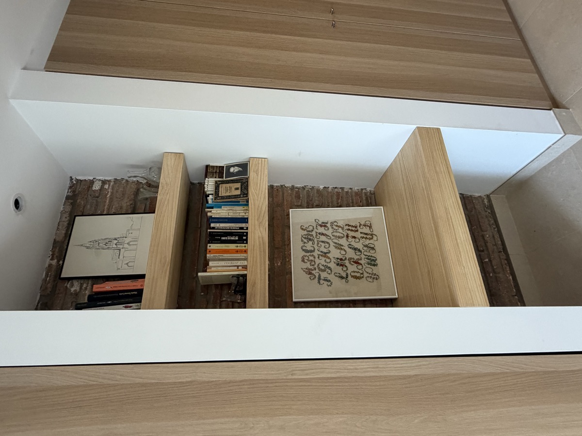 Estantería con separadores de madera